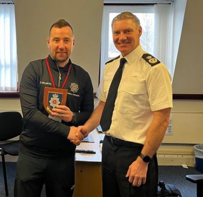 Stevie Lawson prenting a PSNI plaque to Isle of Man Chief Constable Russ Foster